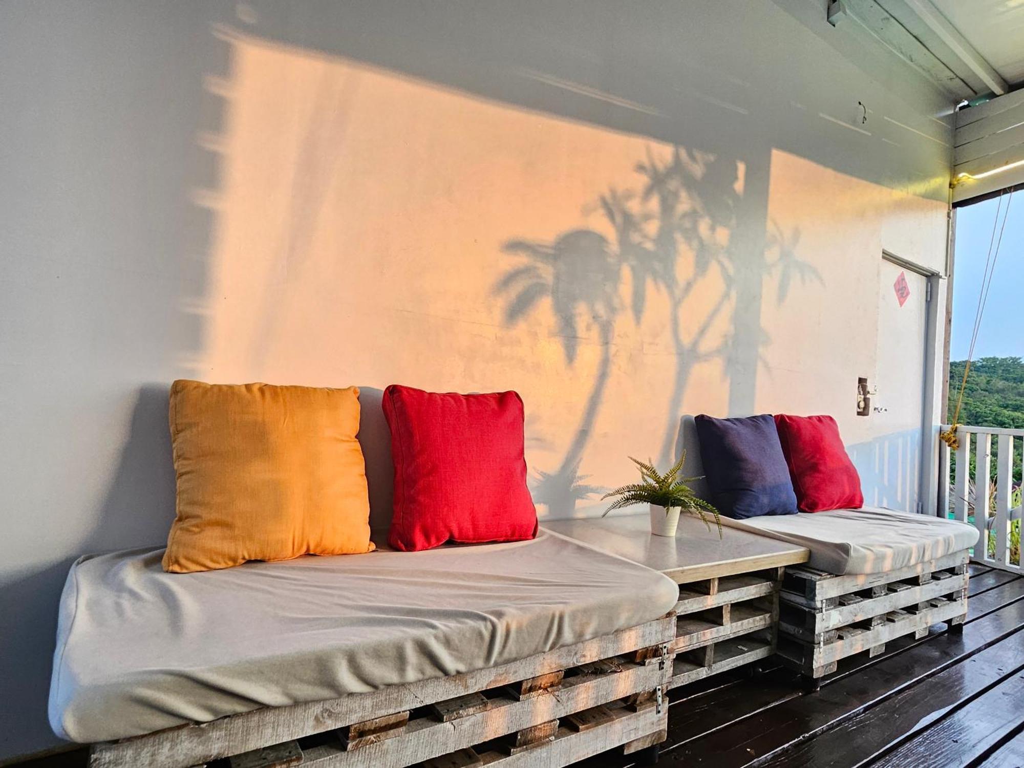 舞浪海景旅店 Hotell Xiaoliuqiu Exteriör bild